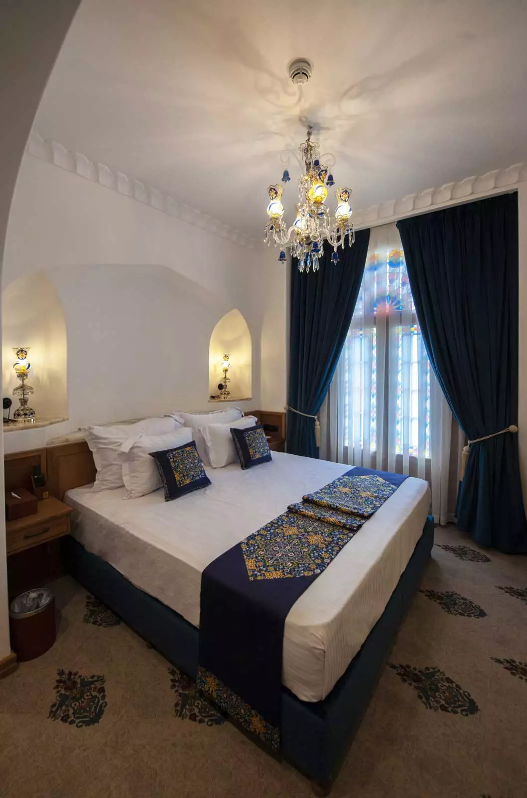 Alibaba https://cdn.alibaba.ir/ostorage/hotel-accommodation-images/680cb068f6e8766ef96f4e77_سوئیت ملوکانه(رویال معمولی) (3).webp